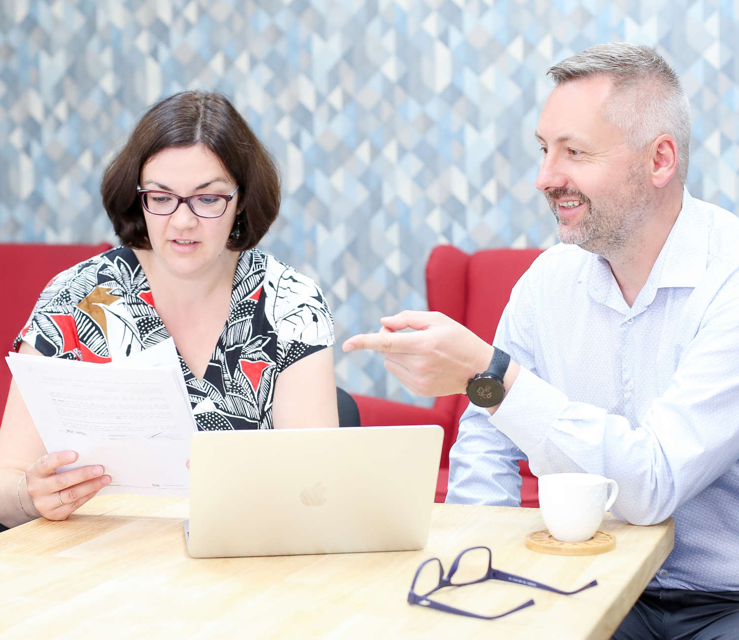 Advokáti Jandová a Švadlena při diskuzi